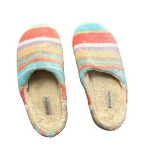 Dearfoams pastel D-Flex sole comfy slippers.